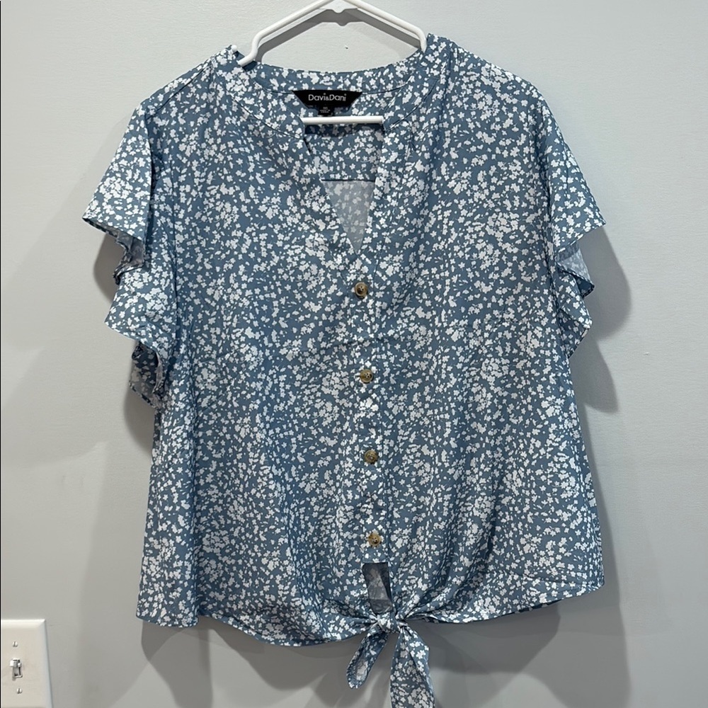 DAVI & DANI White and Blue Buttoned Tie Front Blouse